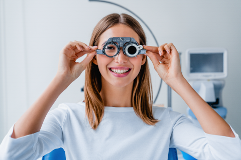 Mujer con lentes de oftalmología